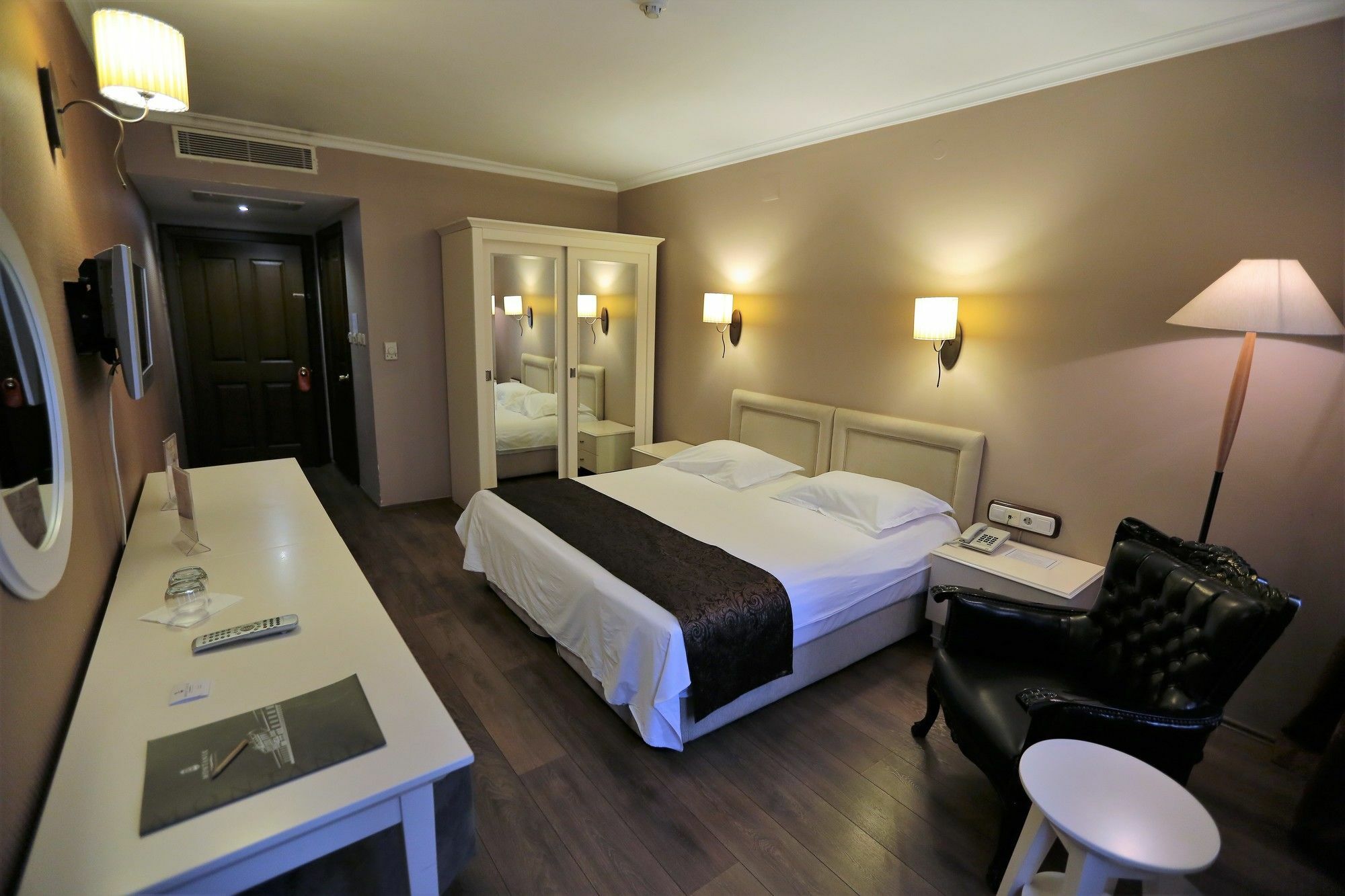 Montania Town Hotel מודניה מראה חיצוני תמונה